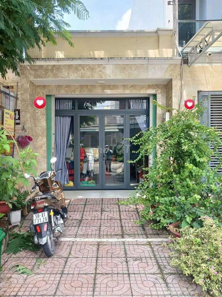Nhà Phước Bình gần Đỗ Xuân Hợp, sạch sẽ, vỉa hè rộng 5m. Văn Phòng - Ở