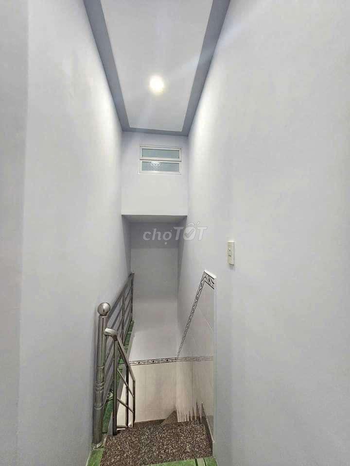 cho thuê nhà nguyên căn mặt tiền đường. 
