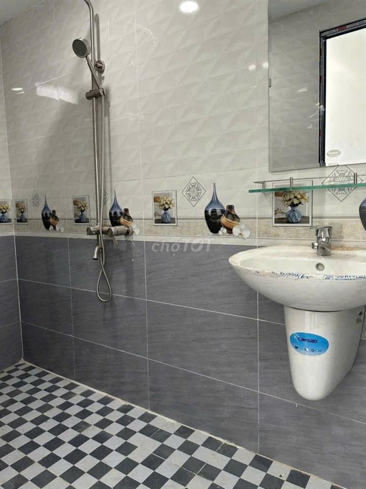 Cho thuê nhà Nguyên Căn Ngay KTX Khu B, T+ Lững