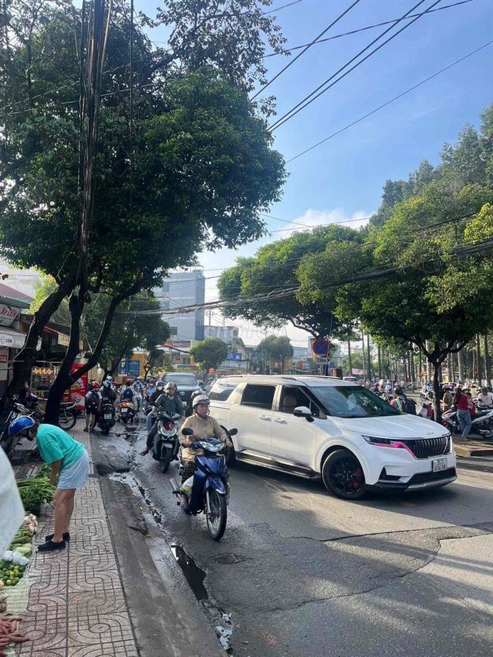 Cho thuê căn mặt tiền đường Đình Phong Phú
