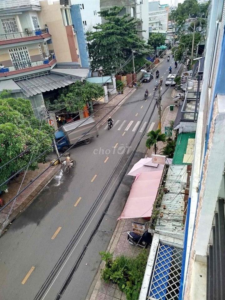 Cho thuê nhà mặt tiền đông đúc khu Tên Lửa 5x20-4tầng có nội thất 26tr