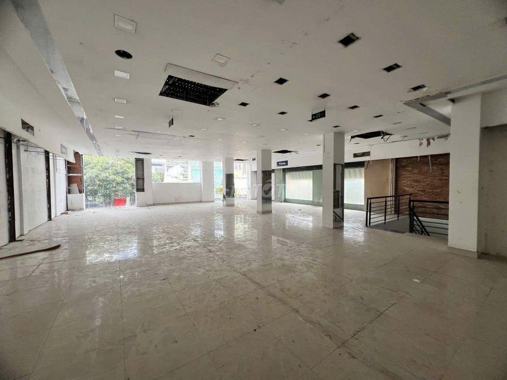 MT NGUYỄN TRÃI Q1 , NGANG 12M , CÓ 3 TẦNG , GIÁ NHẸ NHÀNG 200TR/THÁNG