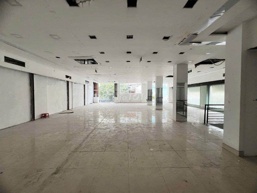 MT NGUYỄN TRÃI Q1 , NGANG 12M , CÓ 3 TẦNG , GIÁ NHẸ NHÀNG 200TR/THÁNG