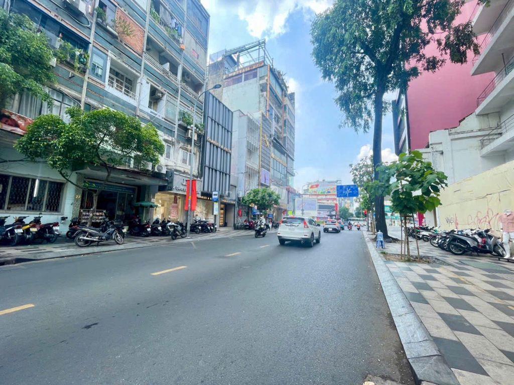 MT NGUYỄN TRÃI P. BẾN THÀNH Q1 , DT : 300M2 VỊ TRÍ ĐẮC ĐỊA LÀM STORE