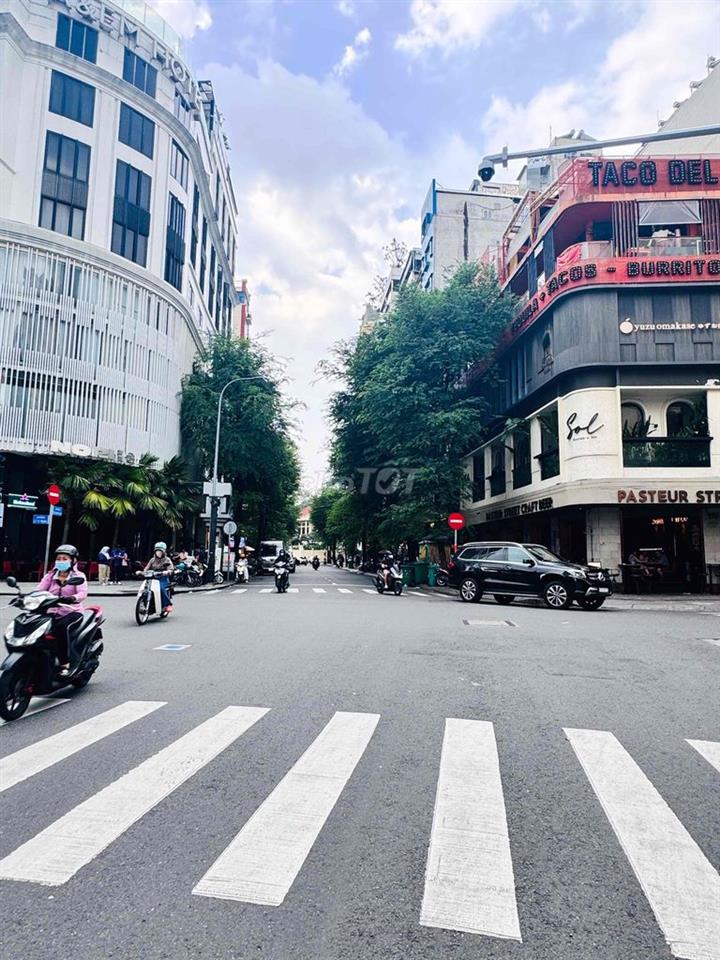 Góc 2MT Lý Tự Trọng - Thủ Khoa Huân , DT : 500m2 , 3 tầng , 150tr/th
