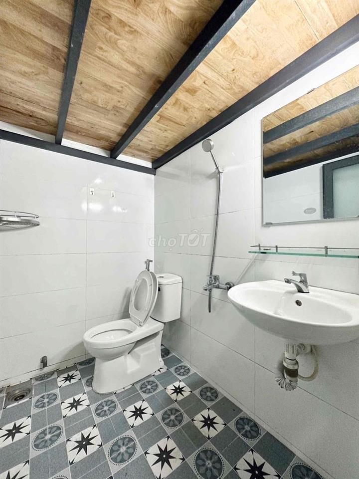 PHÒNG TRỌ CÓ GÁC SẴN MÁY LẠNH Ở ĐƯỢC 3-4 BẠN GẦN VĂN LANG, CÔNG NGHIỆP