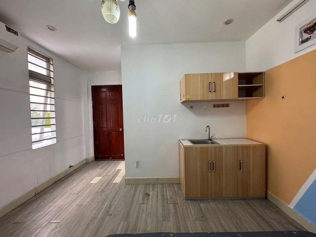 Phòng 202. Tầng 2 . Có cửa sổ trời . Full nội thất.