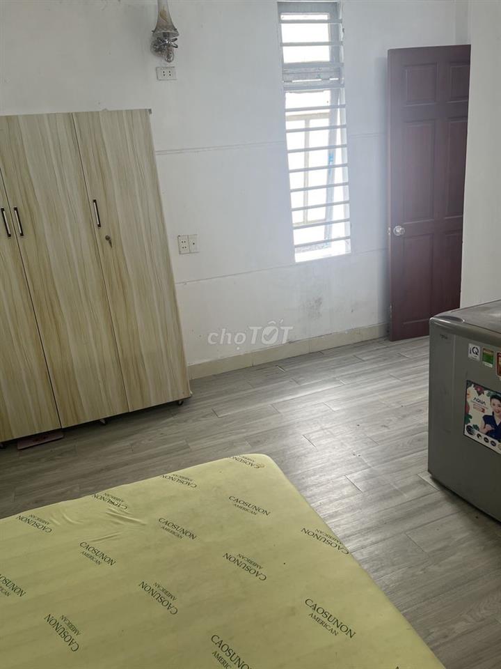 Phòng 202. Tầng 2 . Có cửa sổ trời . Full nội thất.