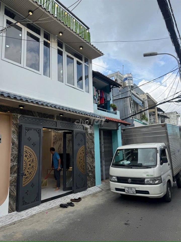 Bán nhà 1 trệt 1 lầu 3PN hẻm xe hơi Đường số 4, gần CV Làng Hoa