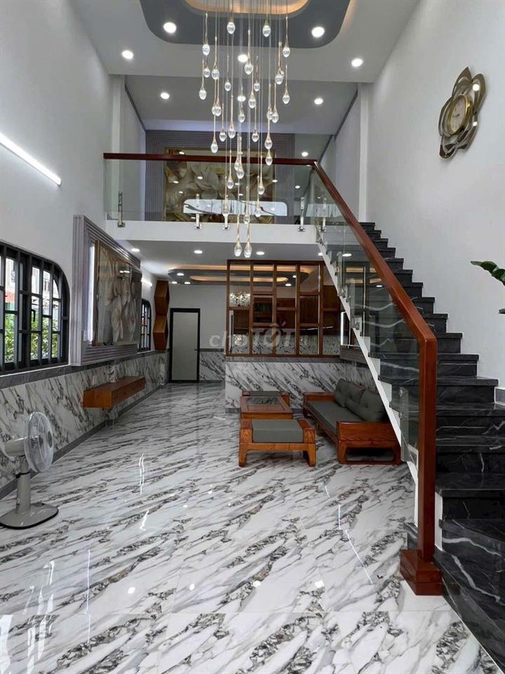 Nhà mặt tiền 4 phòng ngủ thoáng mát 1 nhà Bà Điểm Đường Phan Văn Hớn