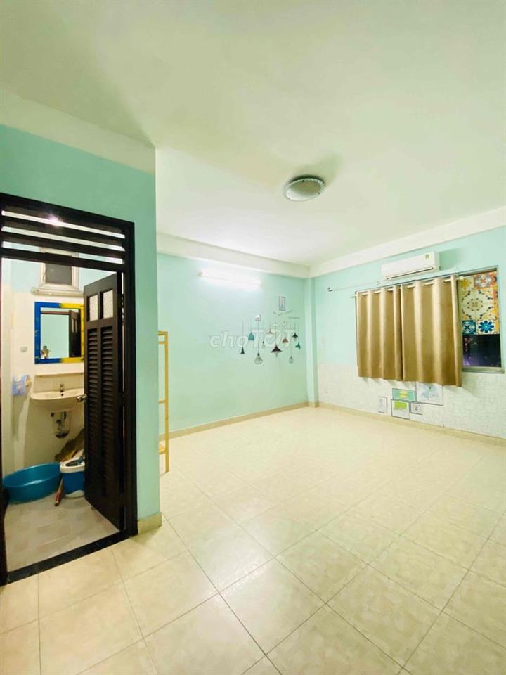 Phòng trọ có nhà vệ sinh riêng cửa sổ thoáng mát Hoà Bình Đầm Sen
