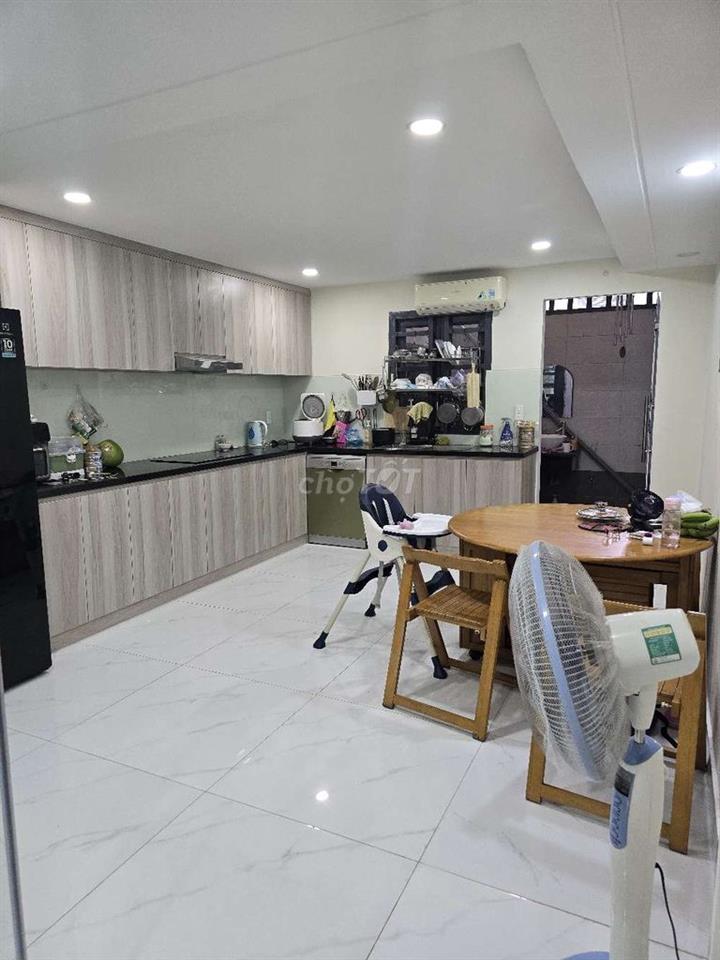 Nhà mới, xây để ở, không gian yên bình, đậu xe hơi trước nhà