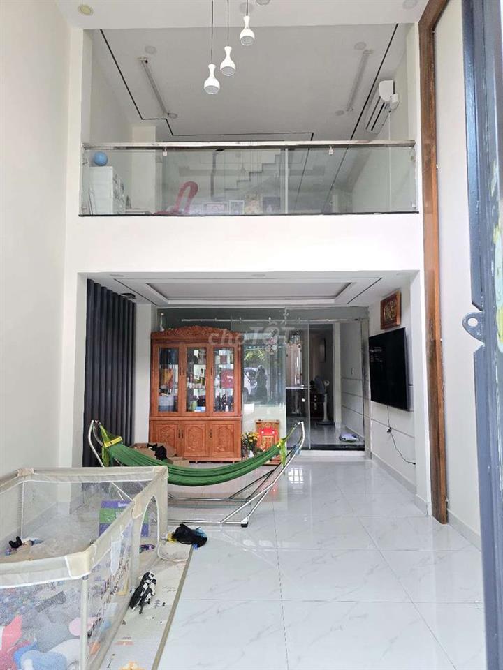 Nhà mới, xây để ở, không gian yên bình, đậu xe hơi trước nhà