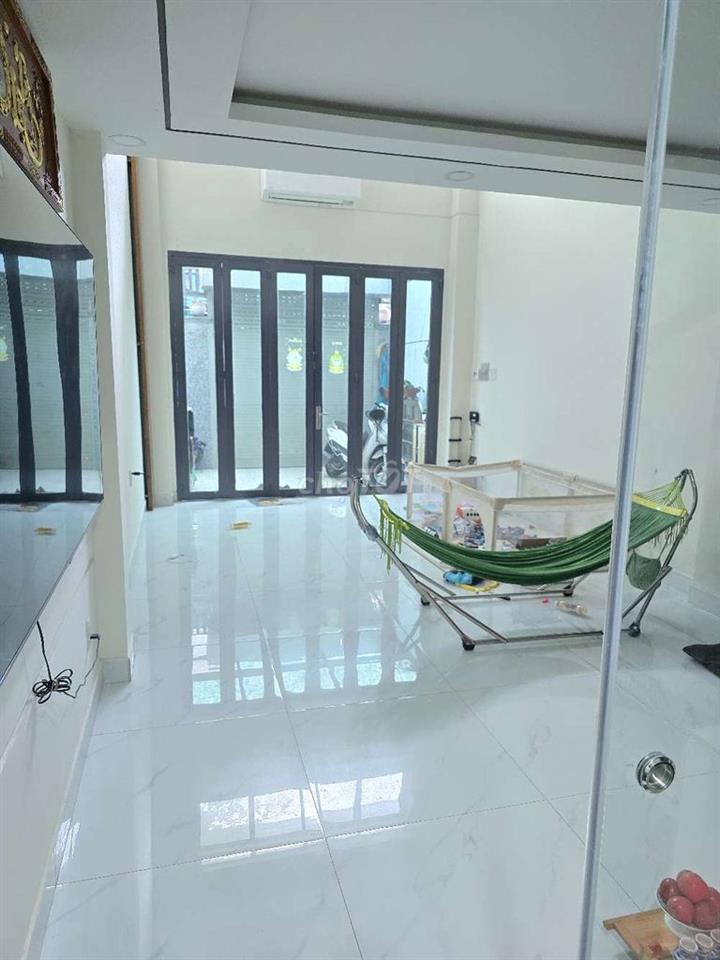 Nhà mới, xây để ở, không gian yên bình, đậu xe hơi trước nhà