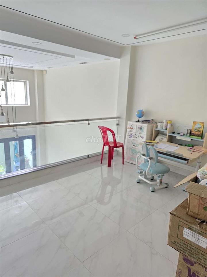 Nhà mới, xây để ở, không gian yên bình, đậu xe hơi trước nhà