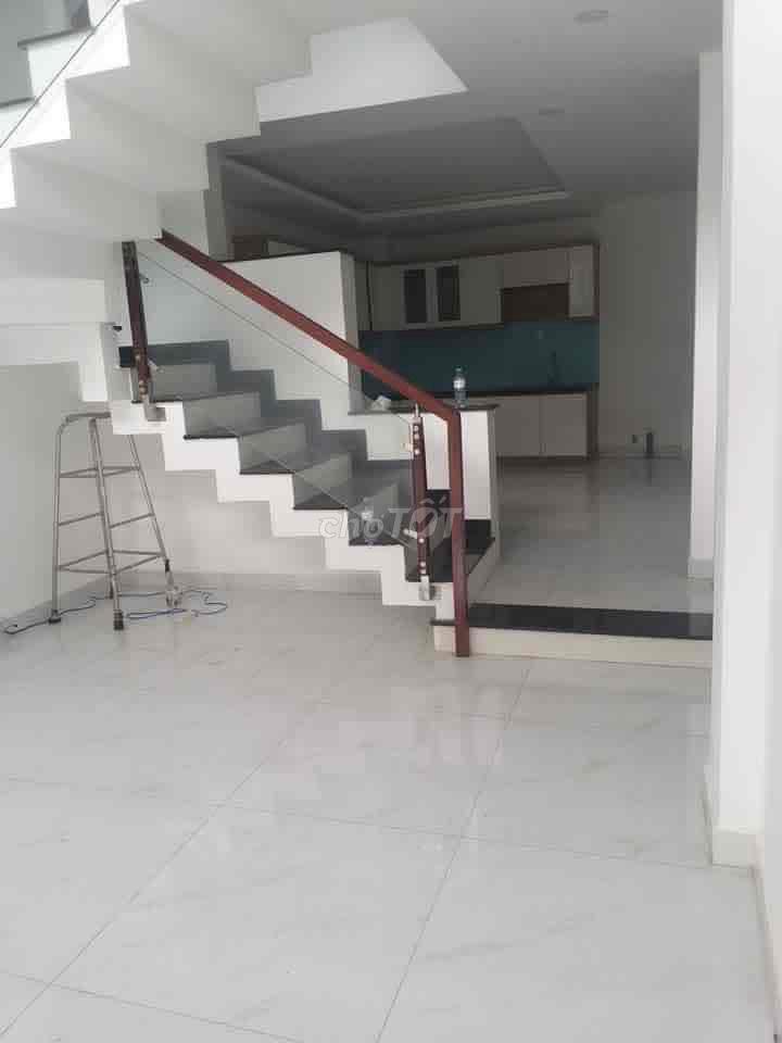 cần bán gấp căn nhà phố ngã 3 chợ đường