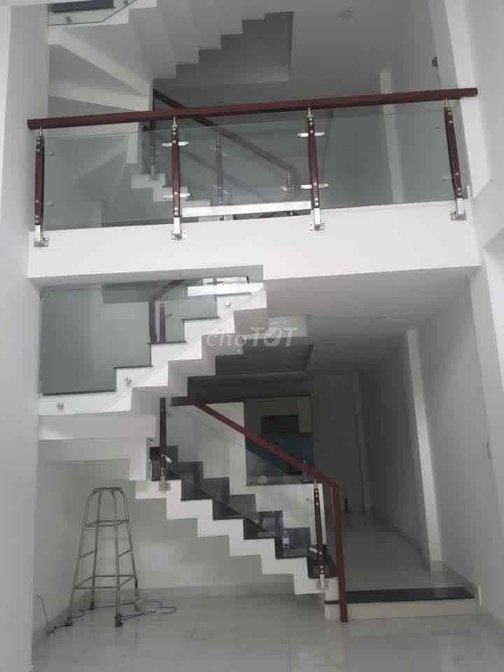 cần bán gấp căn nhà phố ngã 3 chợ đường