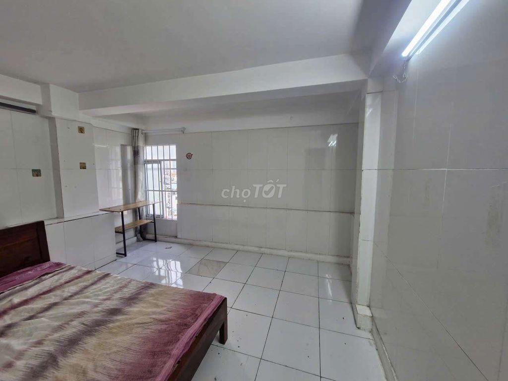 Phòng trong nhà mặt tiền, 18 - 20m2, sạch đẹp mát mẻ