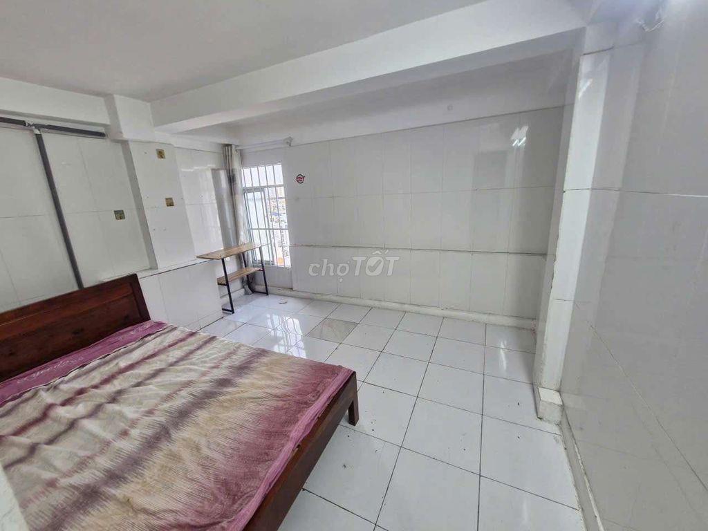 Phòng trong nhà mặt tiền, 18 - 20m2, sạch đẹp mát mẻ