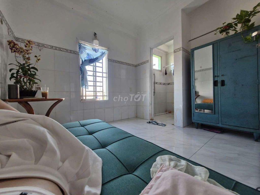Phòng 18m2, nhà mặt tiền sạch đẹp