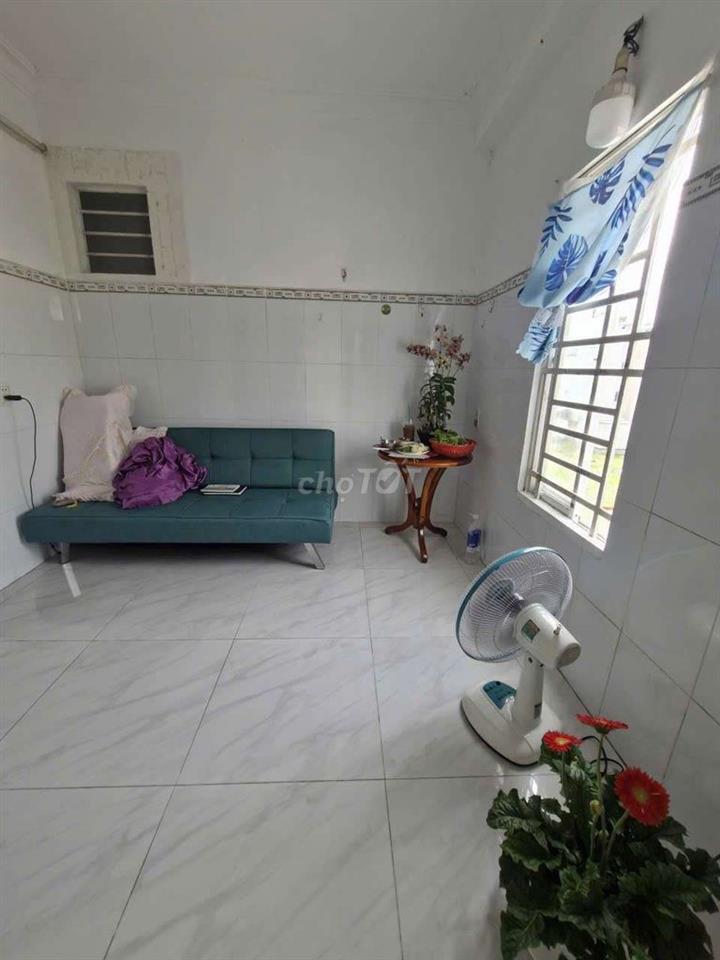 Phòng 18m2, nhà mặt tiền sạch đẹp