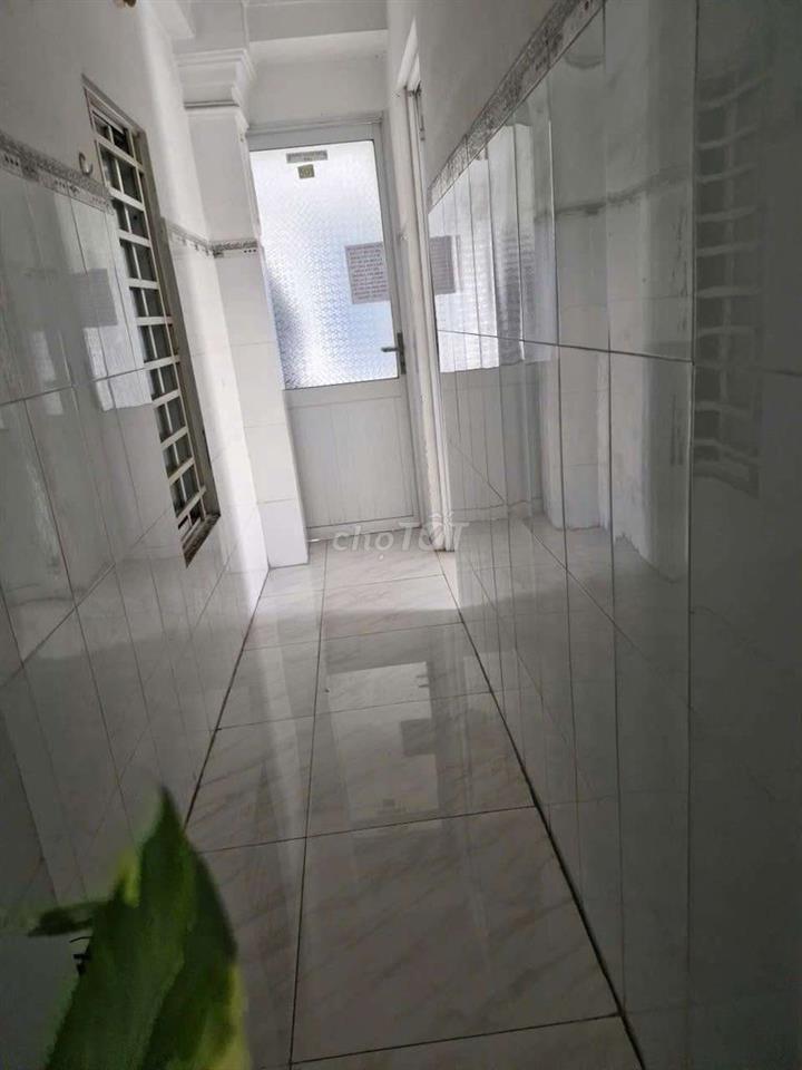 Phòng sang đep 20m2 giá rẻ nhà mặt tiền đường