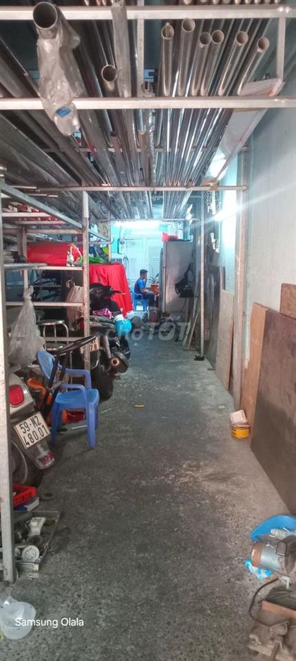 Nhà mặt tiền hồng lạc chuyên vải