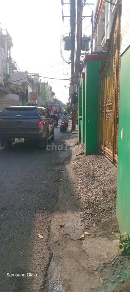 Nhà mặt tiền vải giao thông thuận lợi giá cực rẻ