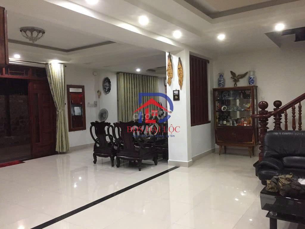 Biệt Thự Cho Thuê CMT8_ 9x20m_ Trệt 3 Lầu_ Sẵn Nội Thất.