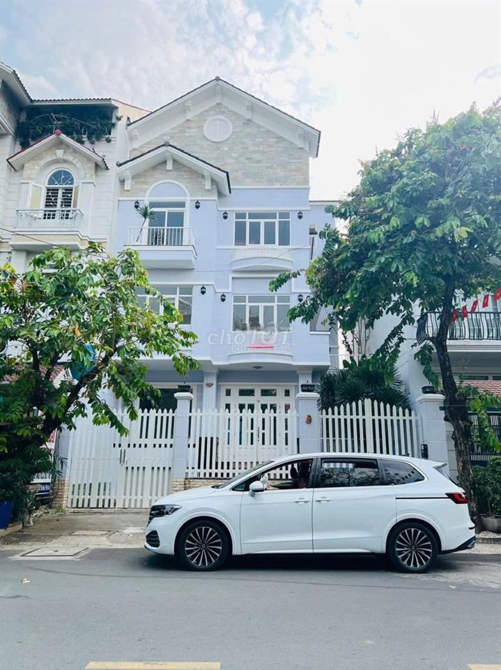 Biệt Thự Cho Thuê CMT8_ 9x20m_ Trệt 3 Lầu_ Sẵn Nội Thất.