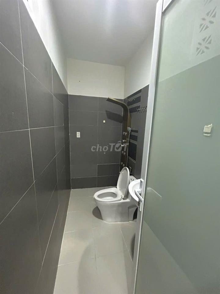 NHÀ NGUYÊN CĂN CHO THUÊ KHU CỘNG HÒA. DT: 5X20M. 1 TRỆT 3 LẦU. GIÁ TỐT