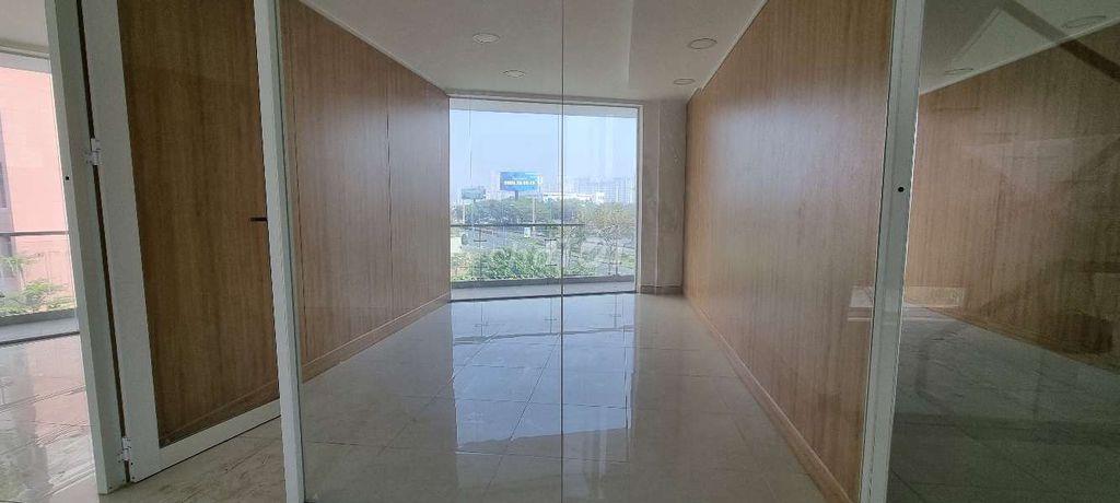 Full sàn văn phòng 196m², nội thất cơ bản, có thang máy