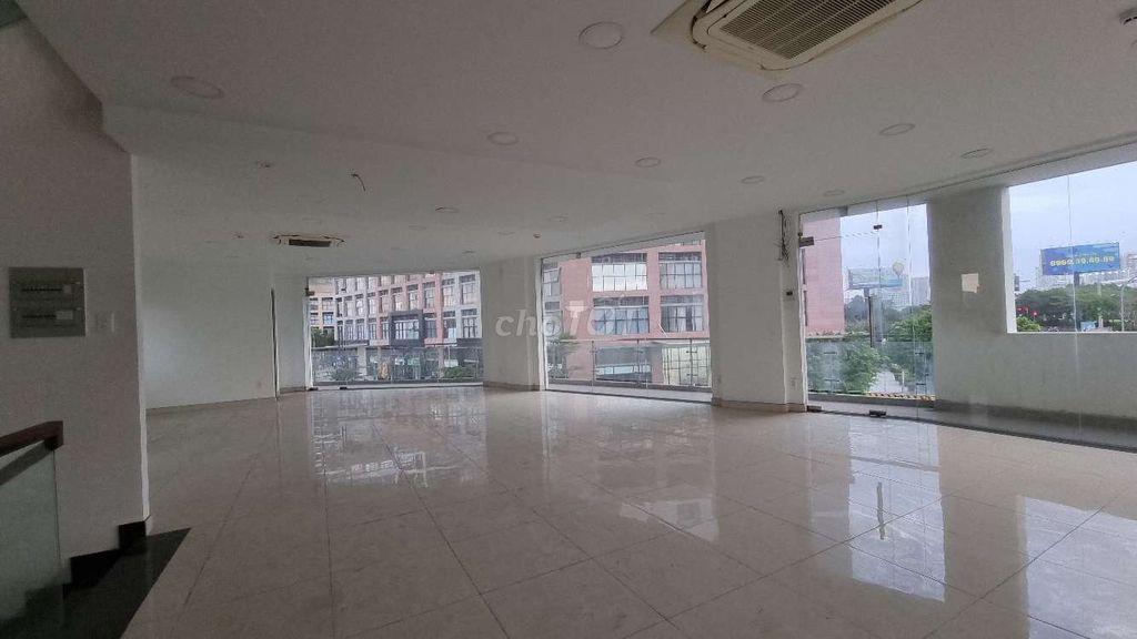 Full sàn văn phòng 196m², nội thất cơ bản, có thang máy