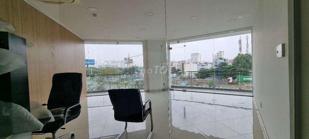 Full sàn văn phòng 196m², nội thất cơ bản, có thang máy
