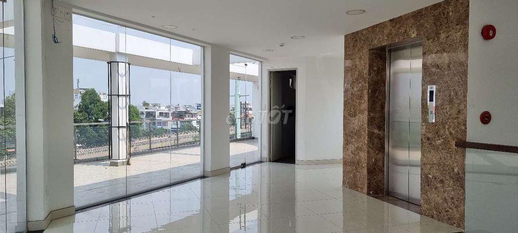 Full sàn văn phòng 196m², nội thất cơ bản, có thang máy