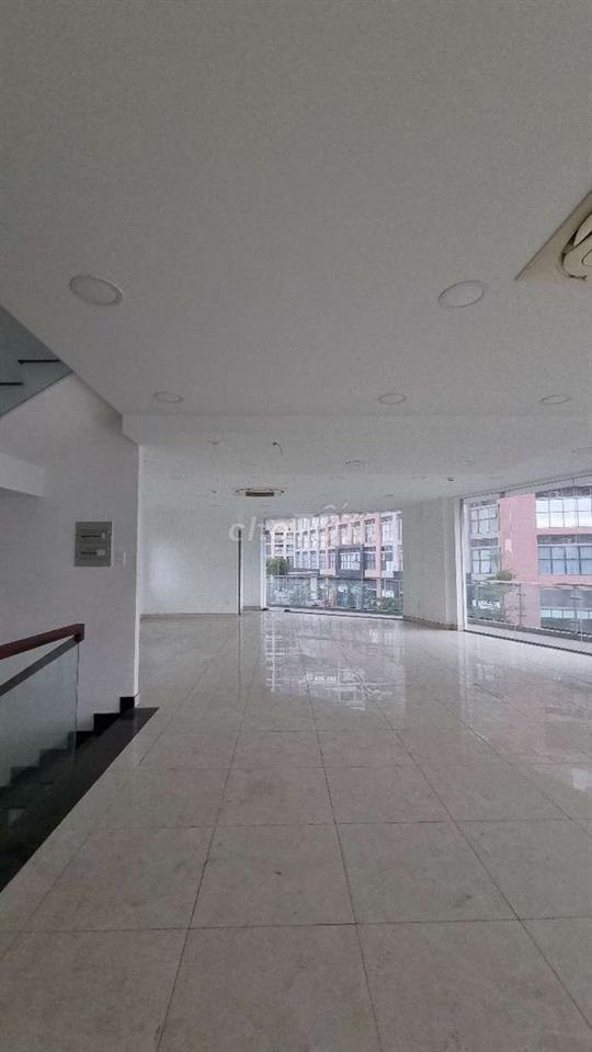 Full sàn văn phòng 196m², nội thất cơ bản, có thang máy