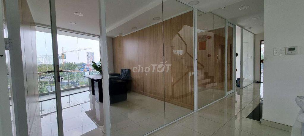 Full sàn văn phòng 196m², nội thất cơ bản, có thang máy