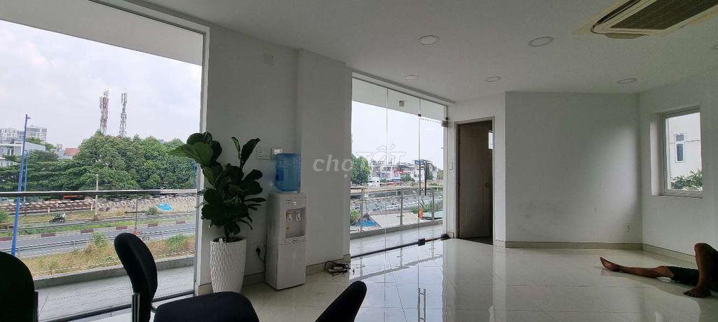 Full sàn văn phòng 196m², nội thất cơ bản, có thang máy