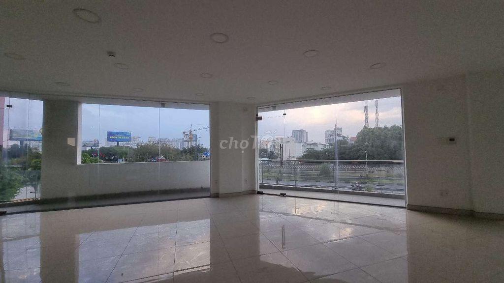 Full sàn văn phòng 196m², nội thất cơ bản, có thang máy
