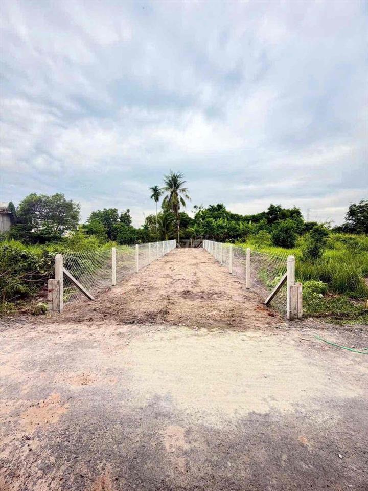 Cần bán 1 lô đất nền .
