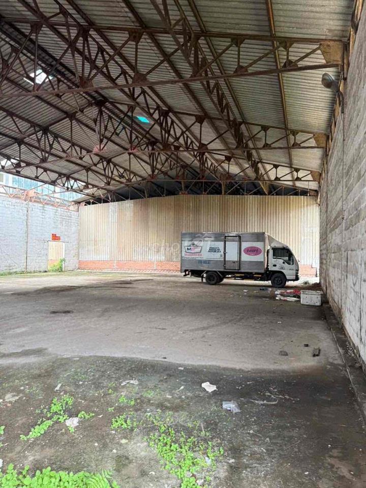 cho thuê cụm kho và đất vừa làm bãi xe nhà hàng. cafe - giá 60k/m2