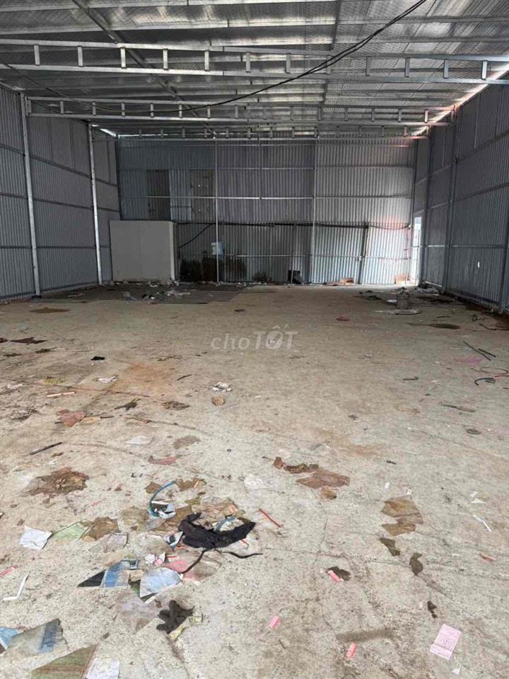cho thuê kho mt đường 8m- 300m2 kho- giá 35tr/thang