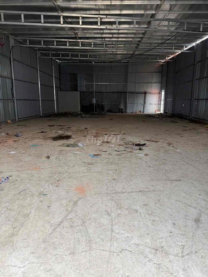cho thuê kho mt đường 8m- 300m2 kho- giá 35tr/thang