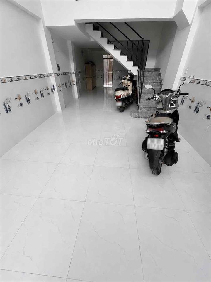 Căn hộ mới xây, đi bộ ra UFM Long Trường