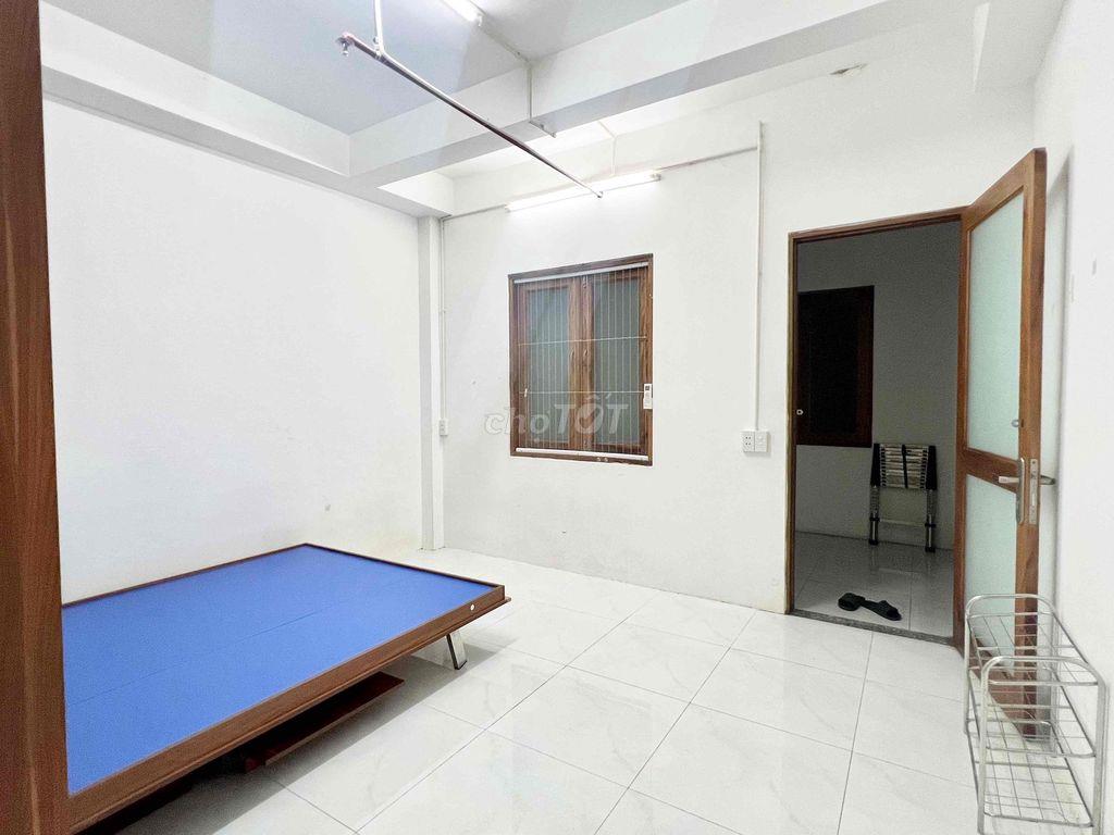 Phòng sạch sẽ , Có Máy Lạnh Tại 691 Lê Văn Việt