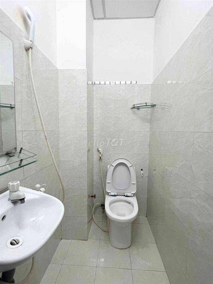 Phòng sạch sẽ , Có Máy Lạnh Tại 691 Lê Văn Việt