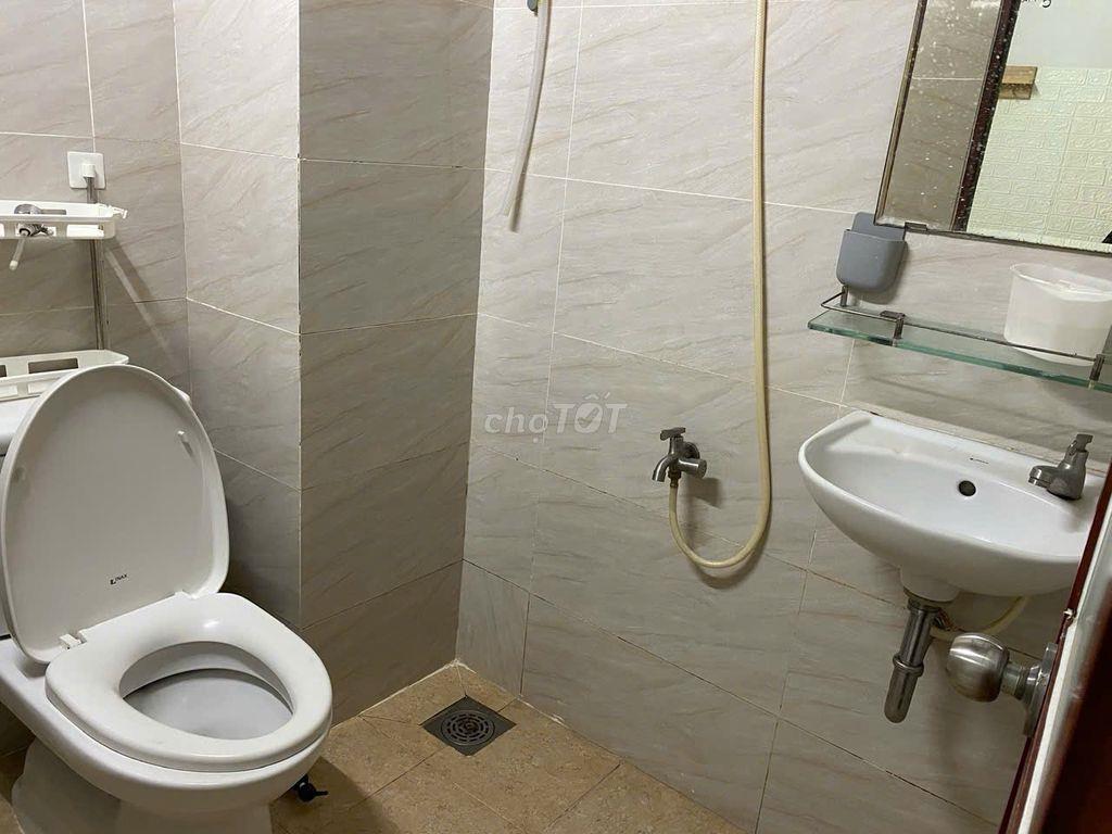 Phòng Tiện Nghi – Có Máy Lạnh – Đi Lại Thuận Tiện!!