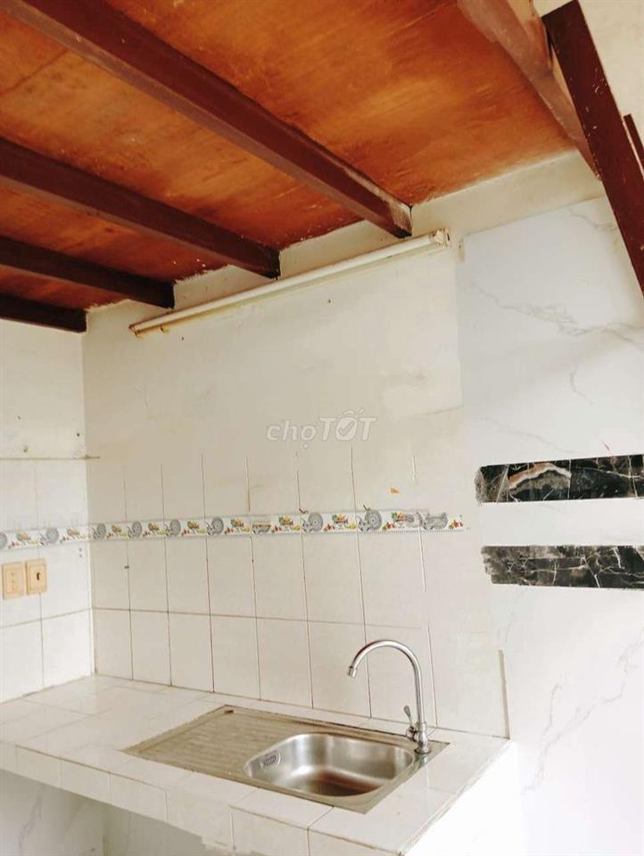 PHÒNG MỚI ĐẸP, KHU BIỆT THỰ, XE HƠI VAO TẬN CỔNG, GIỜ GIẤC TỰ DO, RẼ