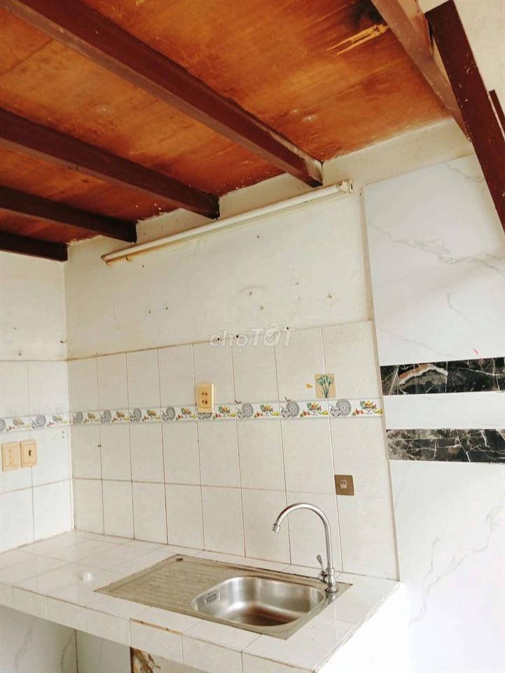 PHÒNG MỚI ĐẸP TRONG BIỆT THỰ PHÁP, XE HƠI VÀO TẬN CỬA, GIỜ GIẤC TỰ DO