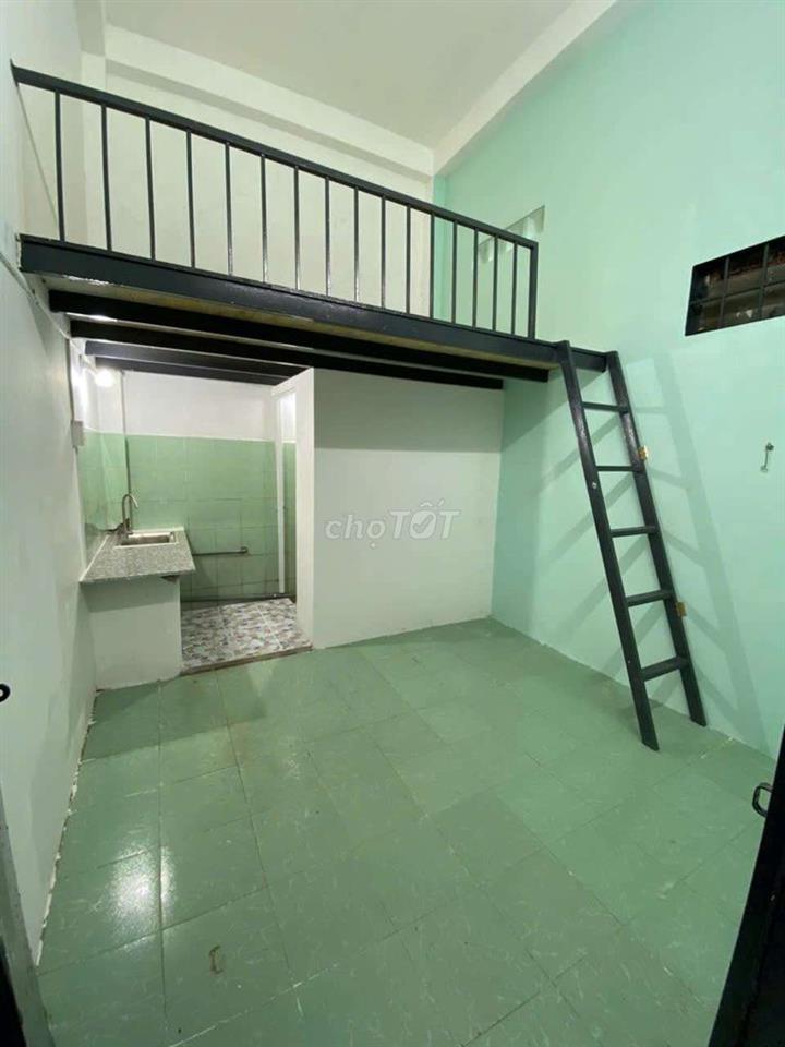 phòng giá rẻ ban công cửa sổ đón nắng
